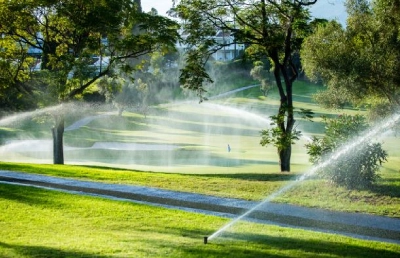 https://serviozono.com/wp-content/uploads/2024/05/Tratamientos-con-ozono-para-el-riego-de-campos-de-golf-y-jardineria.webp